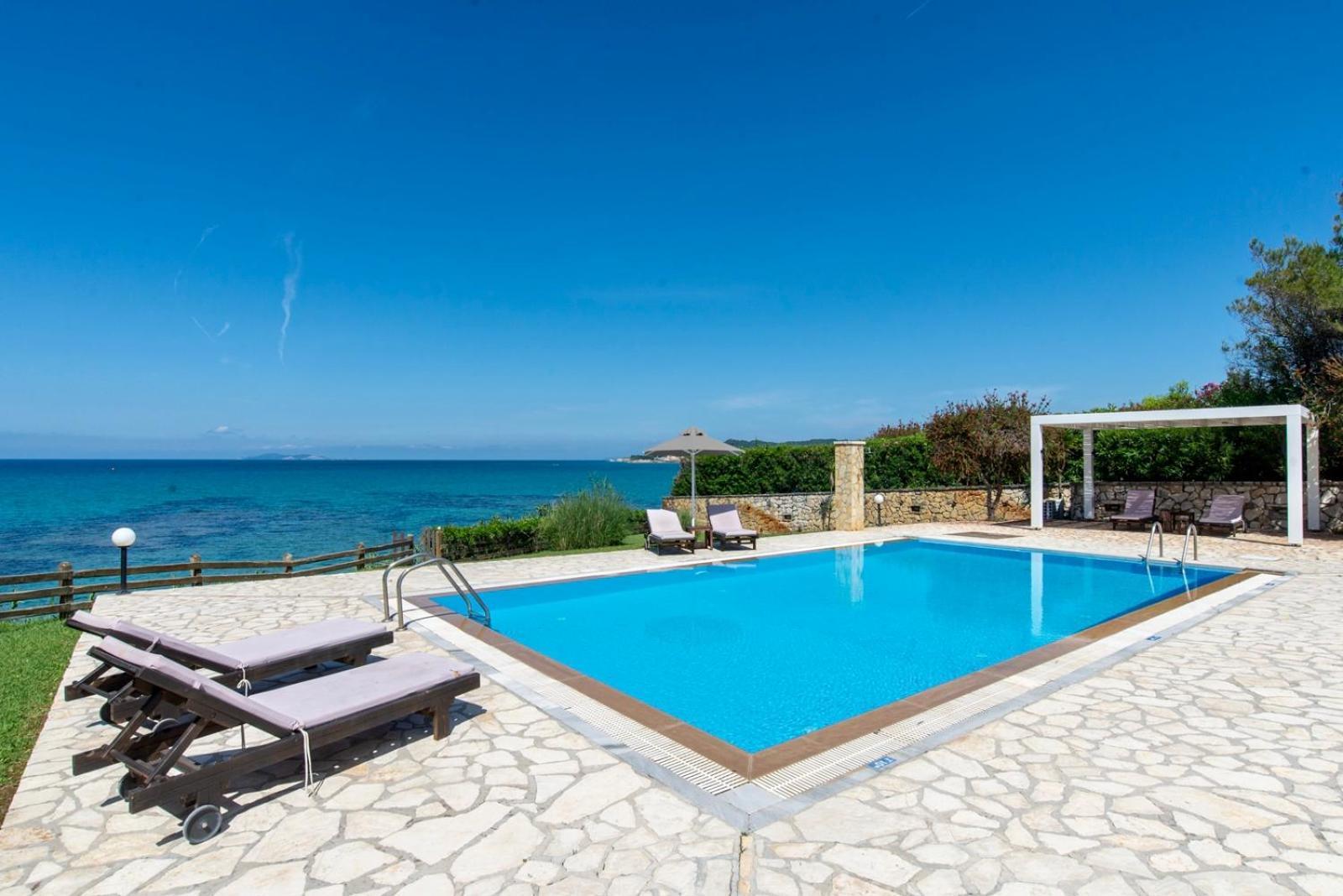 סידריון Beachfront Villa Victoras - With Private Beach מראה חיצוני תמונה